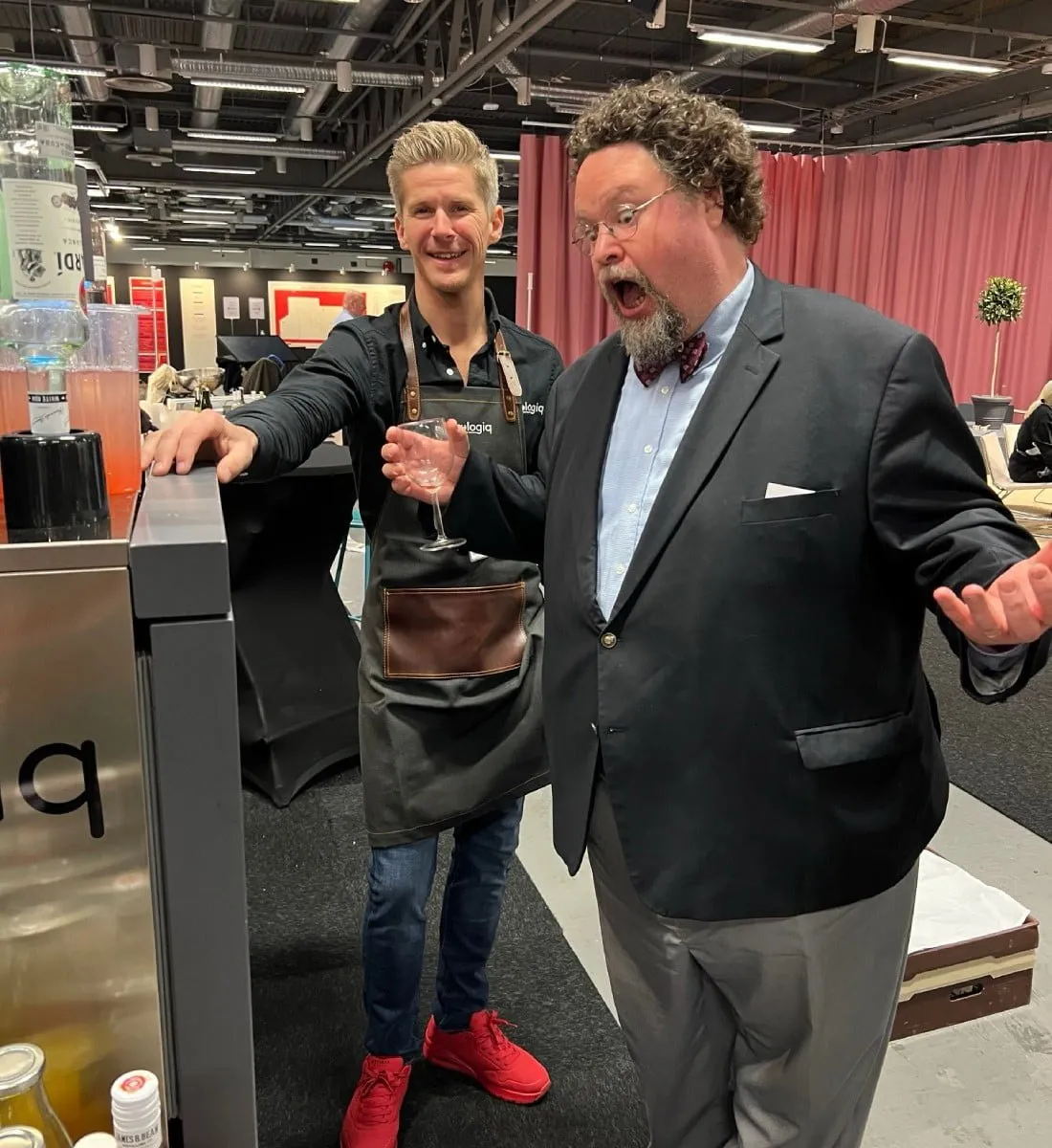 Drink serveras direkt från Mixologiq-maskinen