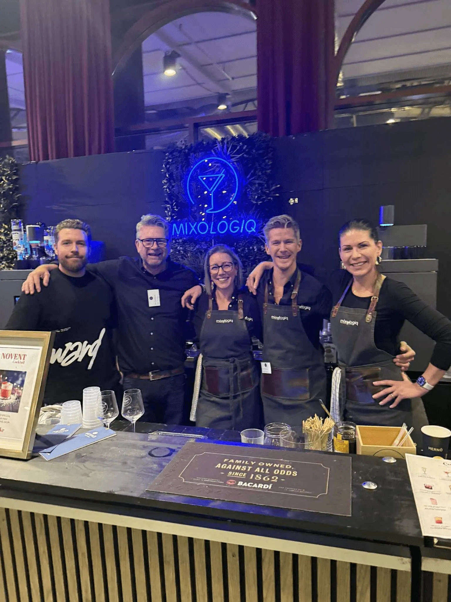 Mixologiq-teamet bakom baren under ett event, med maskinen i drift
